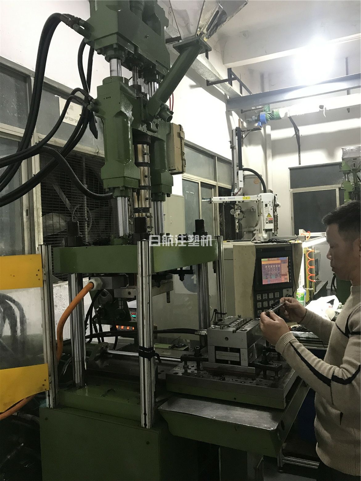 各种品牌立式双滑板注塑机(图2)